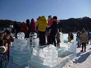 氷の彫刻コーナーも