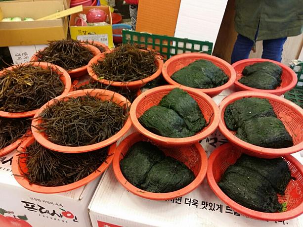 向かって右のざるに入った物体、髪の毛の束のようにも見える・・・こちらは海草の一種のメセンイ（カプサアオノリ）。12月から２月まで市場に出回ります。メセンイを入れたスープやカルグッス（韓国風うどん）、トックッ（韓国風の雑煮）が人気です。