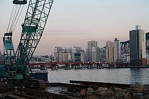 夕日スポットなので、日没時間帯は観光客が多い！なんとも釜山らしい港を見ながらの太陽の沈む姿。