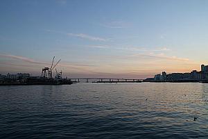 夕日スポットなので、日没時間帯は観光客が多い！なんとも釜山らしい港を見ながらの太陽の沈む姿。