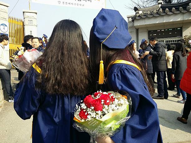 人生の大きな節目でもある高校の卒業式。韓国では２月が卒業式のシーズンです。博士のような式服（ガウン）を着て帽子かぶってポーズ。