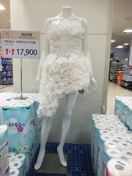かわいいけれど･･･このドレスを見たからこのトイレットペーパーを買うことに決めた人がいるのか、販売促進効果はあるのか聞いてみたい～