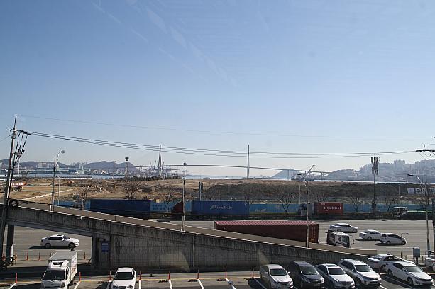 反対側には釜山大橋が！ここがオープンしたら船から釜山駅からのアクセスが便利になりそう。