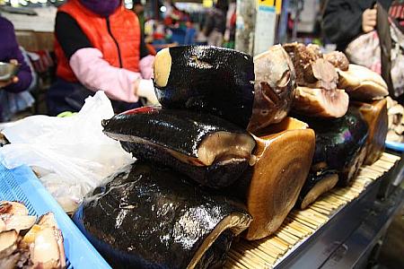 コレゴギ（くじらの肉）でも有名な竹島市場。食事ができる店も。