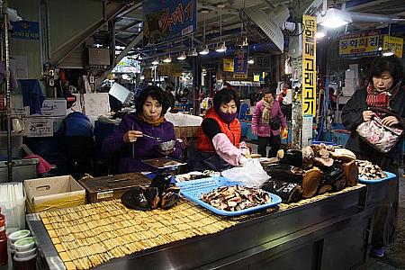コレゴギ（くじらの肉）でも有名な竹島市場。食事ができる店も。