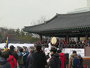 韓国伝統楽器、太鼓の演奏公演がスタート。座っている人もいれば立ち見の人も！