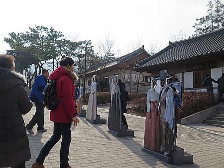 入口のすぐ近くには韓服姿の顔出しパネルが。外国人観光客も記念に写真を一枚！
