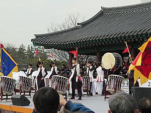 韓国伝統楽器、太鼓の演奏公演がスタート。座っている人もいれば立ち見の人も！