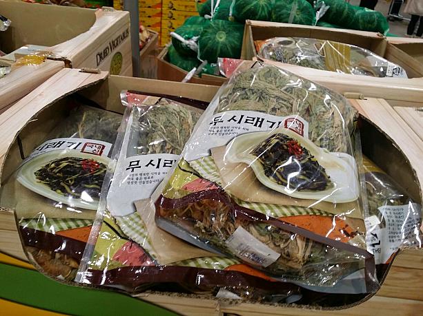 大容量のアイテムが多い「コストコ」、シレギ（大根の葉を干したもの）も大きな袋で売っています。食べきるのに時間がかかりそうです！