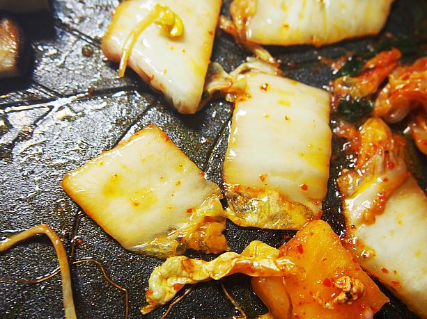 豚肉の油で焼いたキムチは香ばしくて絶品！ナビの大好物～特に芯のかたい部分を使うのがオススメ！