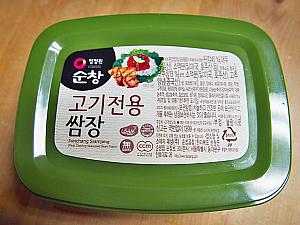 ←で出てきたサムジャンはこんな感じの緑のパッケージで売られている事が多いです。サンチュにお肉を包むときにちょこっと乗せます。最近は日本のスーパーでも売っているところもありますね。