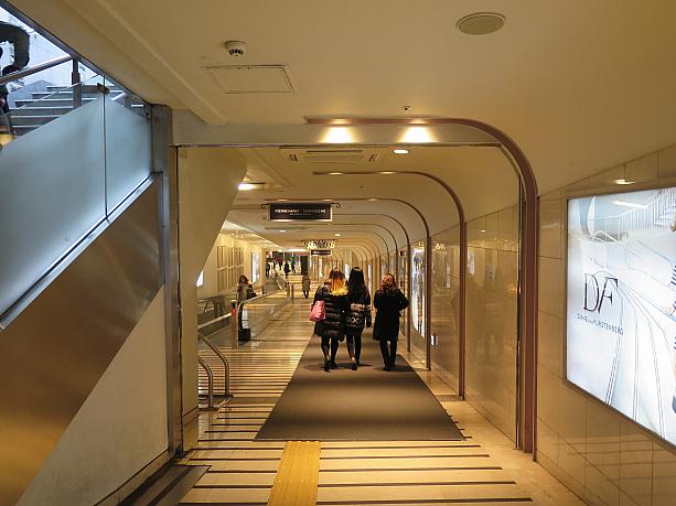 地下鉄駅からも直結しているデパ地下。雨の日はデパ地下で過ごすのもいいかも～