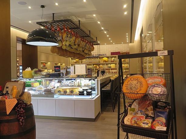 ワインに欠かせないチーズのコーナーもすぐ近くに！チーズがぶら下がっている！