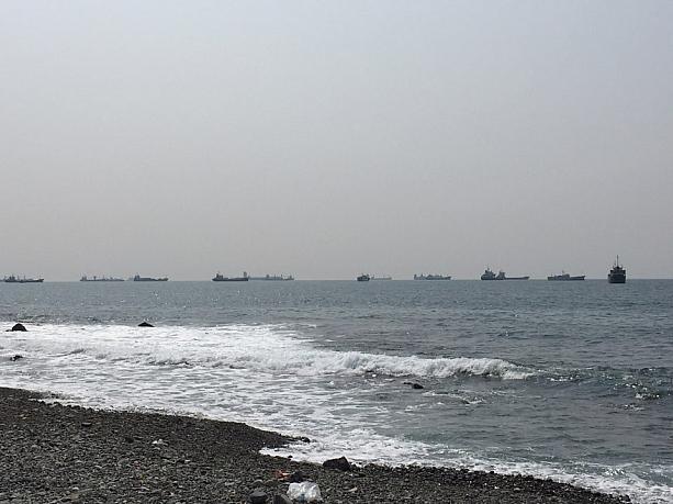 遠目には、たくさんの船！釜山港に入る準備をしているのでしょうか？