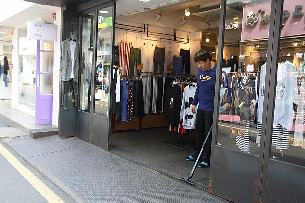 店内を掃除機で隈なくきれいに掃除！開店前のお掃除時間！