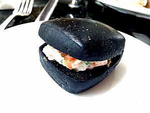 いかすみの真っ黒なパンのサンドイッチ