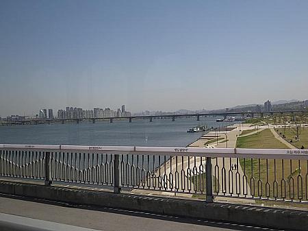 また漢江の上の橋を越えます。