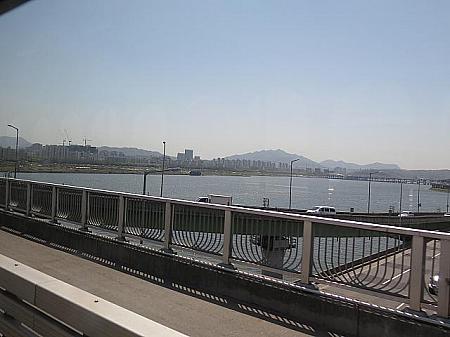 漢江を越えます。