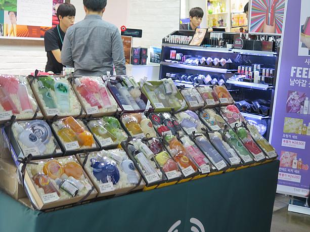 化粧品なども送ります。