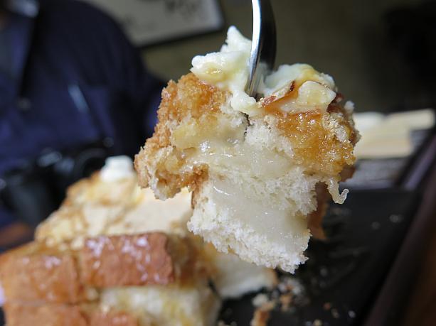 大流行のはちみつバターがトーストにも！中に挟まっているのは伝統餅のインジョルミ。パンと餅で食べごたえあり。