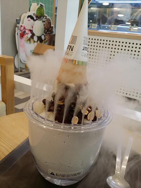 アイスクリームチェーン店「Natuur（ナチュール）」で、とっても変わったピンス（かき氷）が！その名も「クルムピンス（雲のかき氷」。綿あめでものっかっているのかな～とオーダーしてみると・・・なんと雲はドライアイスの煙でした！！