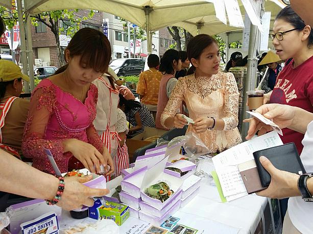 アオザイガールたちがベトナム名物の生春巻きを販売。