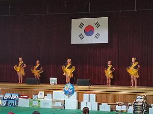 日本やフィリピン、中国、ベトナムなど、各国の民族衣装を着て踊っています
