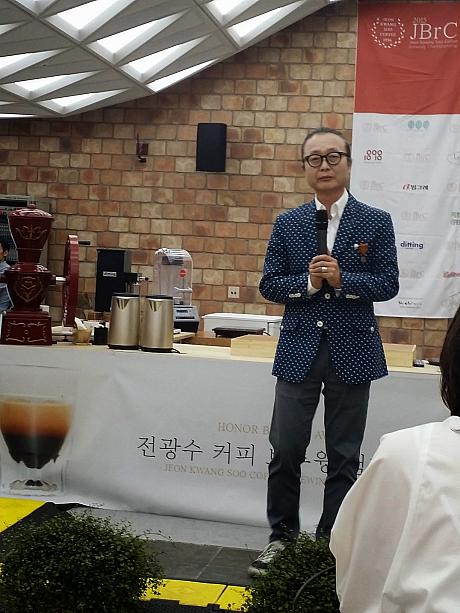 ジョングァンス氏は韓国でのコーヒーのイメージを変えた人として知られています。脱サラしてコーヒーの世界に飛び込み、約２０年。ジョン・グァンスコーヒーハウスは明洞に本店があり、全国に約20店舗。コーヒー界のカリスマが自分の教え子のナンバーワンを決める大会ということで、コーヒー界で有名な５人を審査員に迎え、気合の入ったごあいさつ。