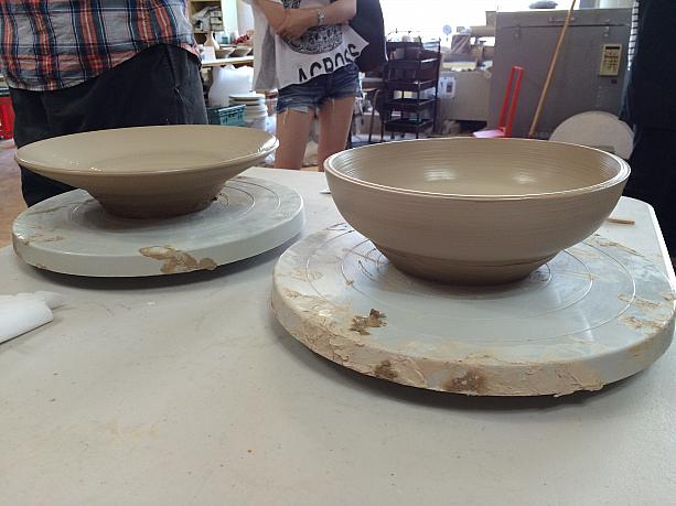 深いどんぶりのような形のものと浅いお皿を作りました。<BR>最初に先生がどの形を作るか聞いてくれます。とっくりもありましたよ！
