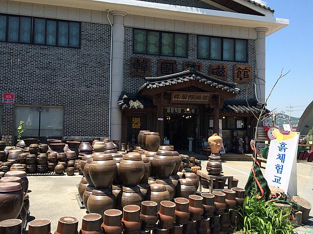 陶磁器のお店めぐりを楽しんだあとはサギマッコル陶芸村入口にあるこちら「韓国陶磁館」へ！