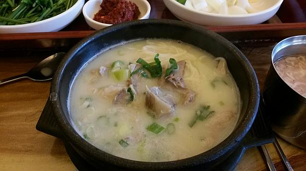 釜山名物デジクッパッ！　辛くない韓国料理の一つ！