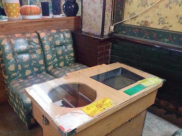 ブラウン管の隣りは謎のゲーム機テーブル。