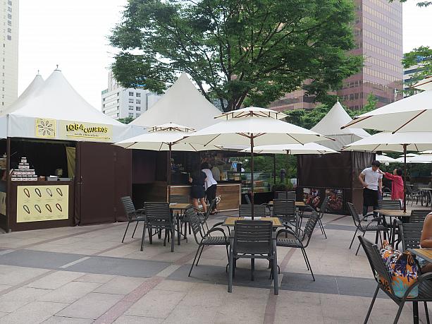 ホテルの外にはビアガーデンも。夜はここでビール？