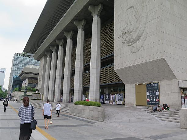 公演といえば広場の横にあるのが世宗大王の名を冠した文化会館。