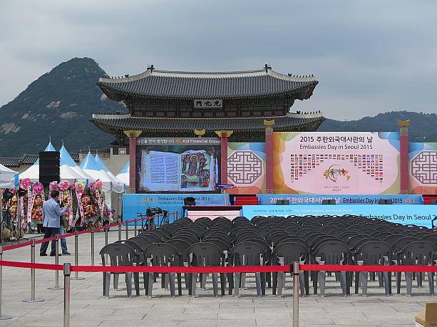 光化門をバックに公演も行われます。6/21まで。