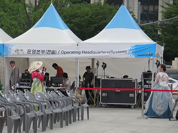 きれいな民族衣装を着た人も！