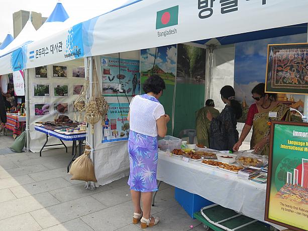 バングラデシュのブースでは伝統料理を販売中！