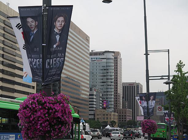 会館前にはミュージカルの案内が。そのミュージカルとは