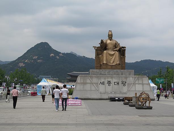 曇りで蒸し暑いけれど、今日も変わらず訪れる人を見守る世宗大王。
