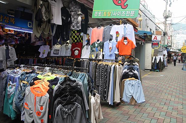 お土産屋さんとかが多い国際市場ですが、大きいサイズのお店が多い市場としても知られていますヨ！