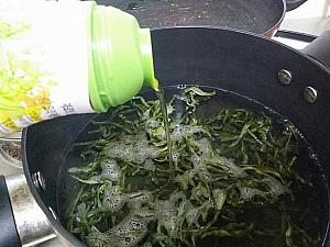 昆布茎とチゲ用豆腐、干ししいたけで作ったスープ