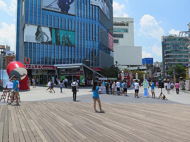 海に行きたくなるほどの晴天！青いTシャツの人が海の家で働いてるスタッフに見える？