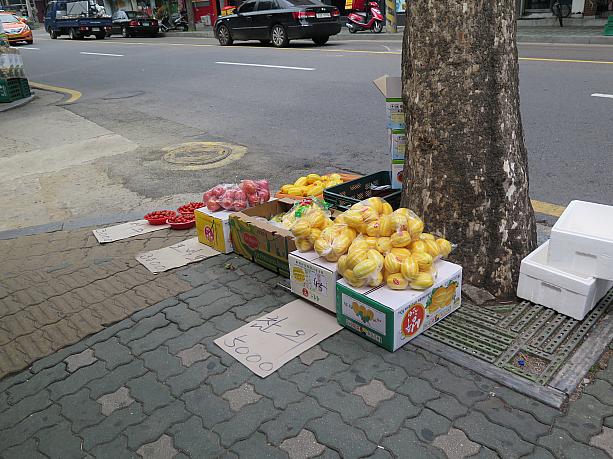 主のいない路上の果物売り。大丈夫？