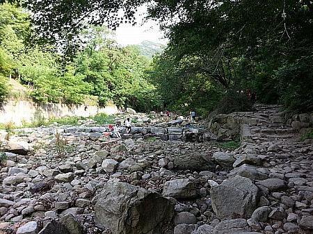 コーミィの「ソウルにある渓谷に行ってきました～！」 ソウルで渓谷 川遊び 親水公園 子連れ ソウル大学 冠岳山 クァナッサンソウルの自然