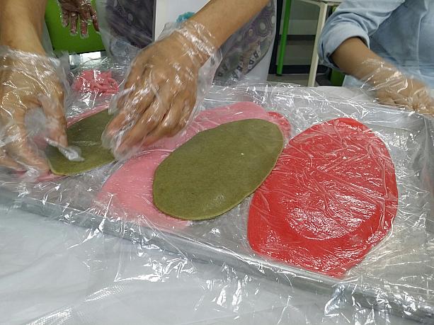 外国人向けの体験プログラム。韓国の伝統餅を使ったきれいなお花づくりです。