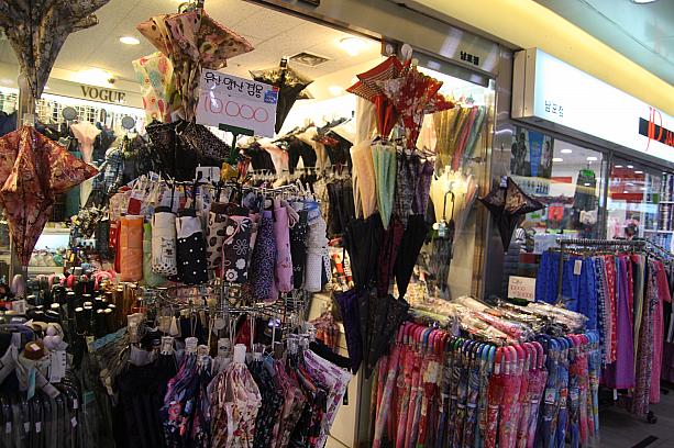 急な雨が降ったら、傘屋さんにＧＯ！ビニールの安い傘も売っています～