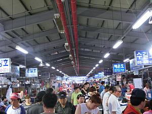 大明港の市場。
