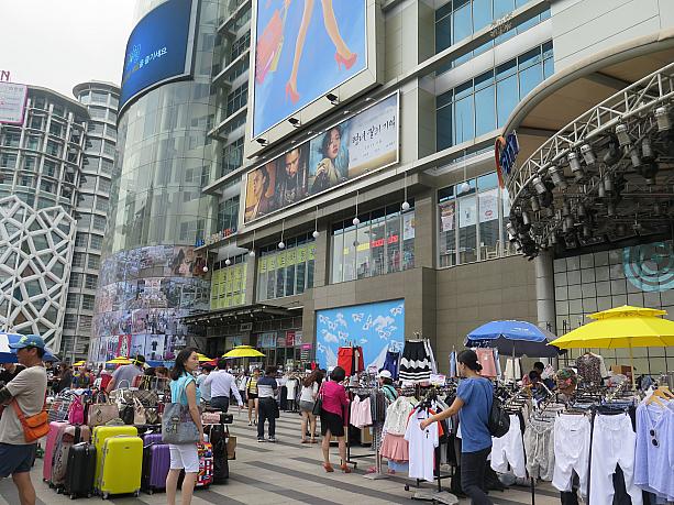 夏休み中のグッドモーニングシティー前は出店でにぎやか！