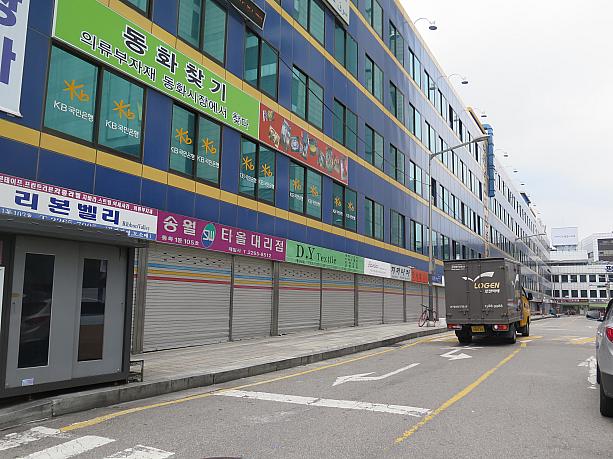 衣類材料が売る専門商店街、東和市場も夏休み。