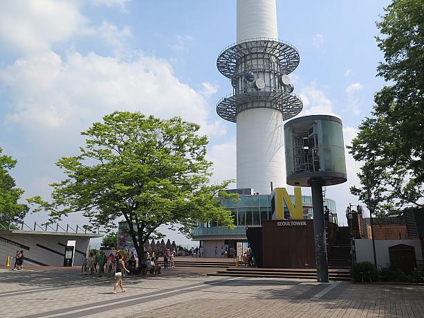 人気観光スポット、南山のソウルタワーは暑くても観光客と地元の人で賑わっています～
